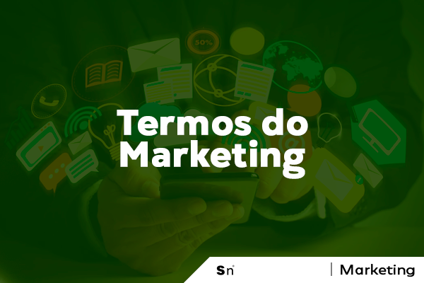 Gestores analisando estratégias de marketing digital com gráficos e métricas em um escritório moderno.